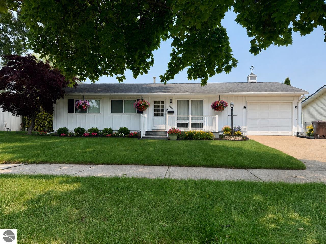 Photo 1 of 31 — 1307 South Drive, Mt Pleasant, MI 48858