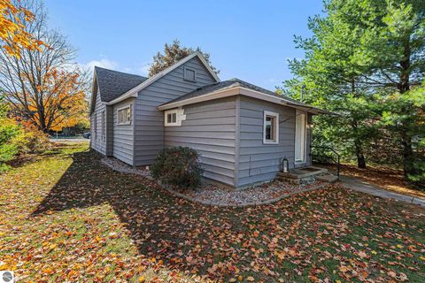 Tiny photo for 915 Hannah Avenue, Traverse City, MI 49686 (MLS # 1941885)