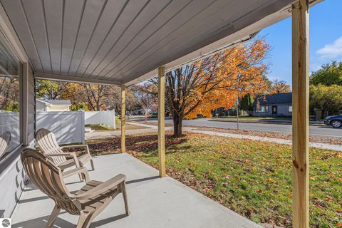 Tiny photo for 915 Hannah Avenue, Traverse City, MI 49686 (MLS # 1941885)
