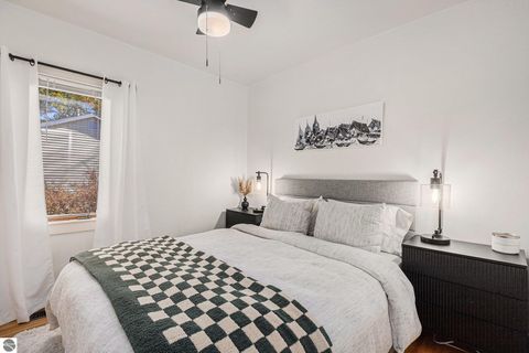 Tiny photo for 915 Hannah Avenue, Traverse City, MI 49686 (MLS # 1941885)