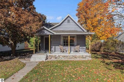 Photo of 915 Hannah Avenue, Traverse City, MI 49686 (MLS # 1941885)