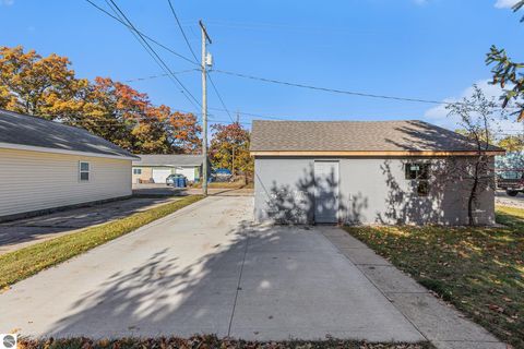 Tiny photo for 915 Hannah Avenue, Traverse City, MI 49686 (MLS # 1941885)