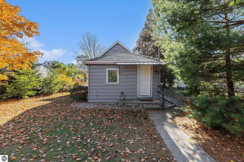 Tiny photo for 915 Hannah Avenue, Traverse City, MI 49686 (MLS # 1941885)