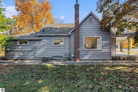 Tiny photo for 915 Hannah Avenue, Traverse City, MI 49686 (MLS # 1941885)