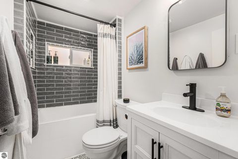 Tiny photo for 915 Hannah Avenue, Traverse City, MI 49686 (MLS # 1941885)