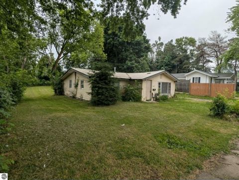 Tiny photo for 225 Valley AVE, Alma, MI 48801 (MLS # 1948017)