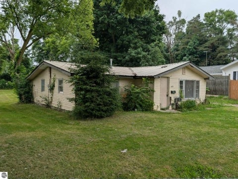 Tiny photo for 225 Valley AVE, Alma, MI 48801 (MLS # 1948017)