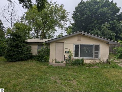 Photo of 225 Valley AVE, Alma, MI 48801 (MLS # 1948017)