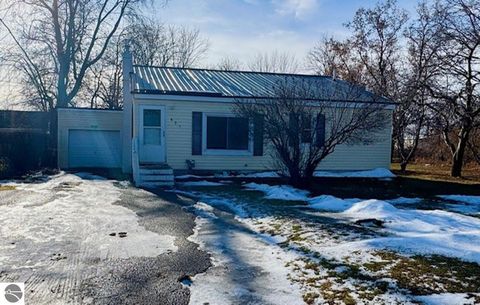 Photo of 421 Brown Street, St Louis, MI 48880 (MLS # 1941534)