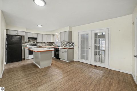 Tiny photo for 303 Orchard Avenue, Clare, MI 48617 (MLS # 1941695)