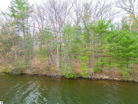 Photo of 1565 Edgewater Ridge, Traverse City, MI 49684 (MLS # 1943810)