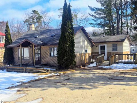 Photo of 327 S Gladwin Street, Lake City, MI 49651 (MLS # 1943158)