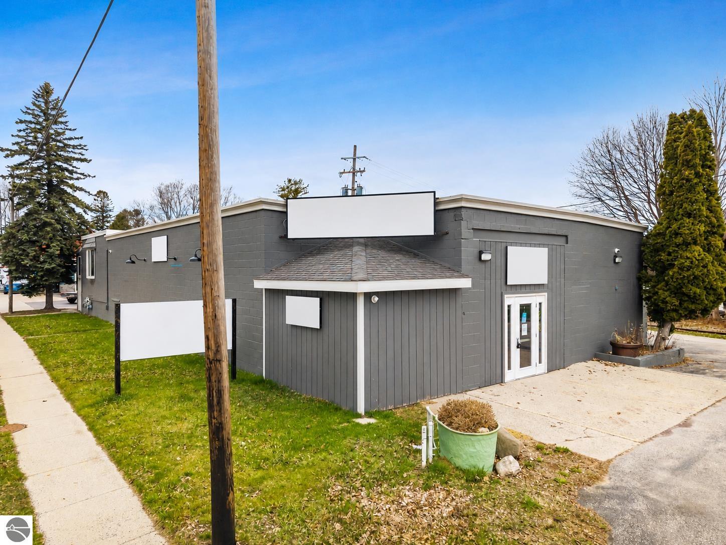 Photo 1 of 37 — 108 N US-23, Harrisville, MI 48740