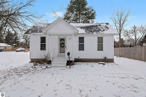 Tiny photo for 200 Nebobish Avenue, Essexville, MI 48732 (MLS # 1941829)
