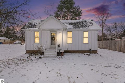 Photo of 200 Nebobish Avenue, Essexville, MI 48732 (MLS # 1941829)