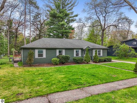 Photo of 522 Cromwell Drive, Traverse City, MI 49686 (MLS # 1945587)