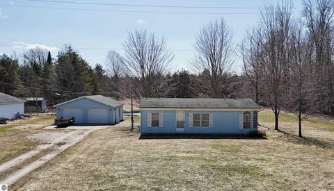 Photo of 1333 W Houghton Lake Road, Lake City, MI 49651 (MLS # 1943604)