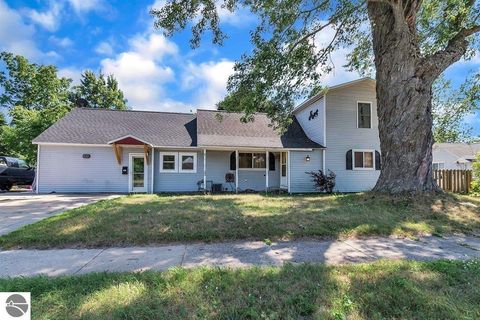 Photo of 817 Walnut Street, Cadillac, MI 49601 (MLS # 1945177)