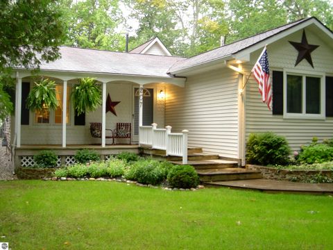 Photo of 207 Birchwood Avenue, Traverse City, MI 49685 (MLS # 1943006)