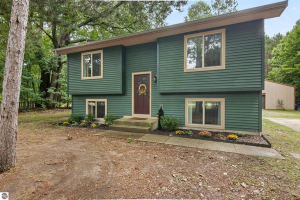 4948 W RED OAKS DR, TRAVERSE CITY, MI 49685 - Image 78b4f76263bb8c8c629bbf627e453659/737768043