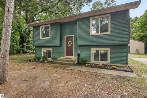 Photo of 4948 Red Oaks Drive, Traverse City, MI 49685 (MLS # 1950904)