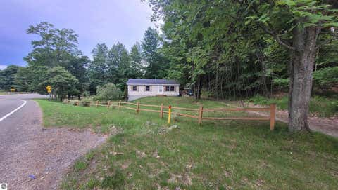 Photo of 3962 Holiday RD, Traverse City, MI 49686 (MLS # 1947484)
