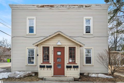 Photo of 517 S Oak Street, Traverse City, MI 49684 (MLS # 1942885)