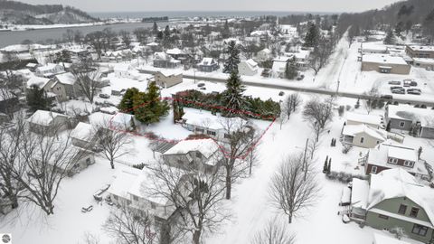 Tiny photo for 714 Leelanau Avenue, Frankfort, MI 49635 (MLS # 1941872)