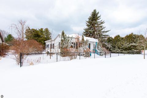 Tiny photo for 714 Leelanau Avenue, Frankfort, MI 49635 (MLS # 1941872)