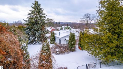 Tiny photo for 714 Leelanau Avenue, Frankfort, MI 49635 (MLS # 1941872)