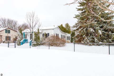 Tiny photo for 714 Leelanau Avenue, Frankfort, MI 49635 (MLS # 1941872)