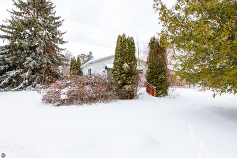 Tiny photo for 714 Leelanau Avenue, Frankfort, MI 49635 (MLS # 1941872)
