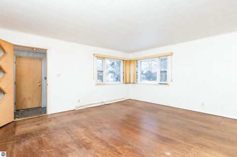 Tiny photo for 714 Leelanau Avenue, Frankfort, MI 49635 (MLS # 1941872)