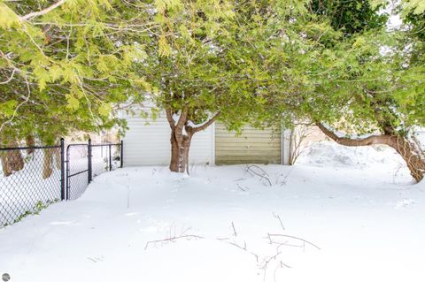 Tiny photo for 714 Leelanau Avenue, Frankfort, MI 49635 (MLS # 1941872)