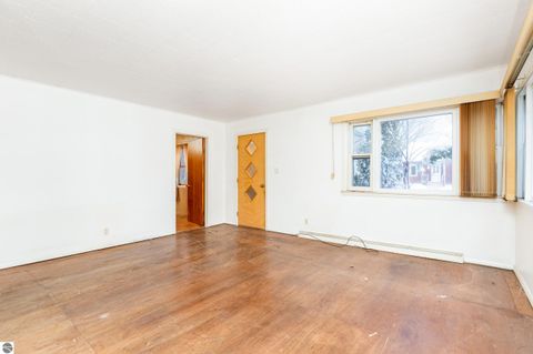 Tiny photo for 714 Leelanau Avenue, Frankfort, MI 49635 (MLS # 1941872)