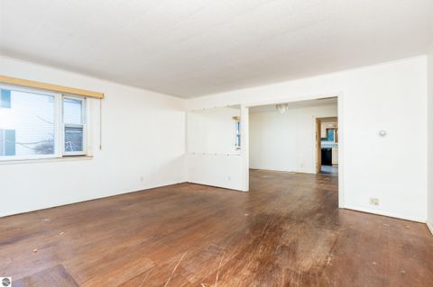 Tiny photo for 714 Leelanau Avenue, Frankfort, MI 49635 (MLS # 1941872)