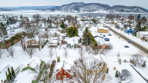 Tiny photo for 714 Leelanau Avenue, Frankfort, MI 49635 (MLS # 1941872)