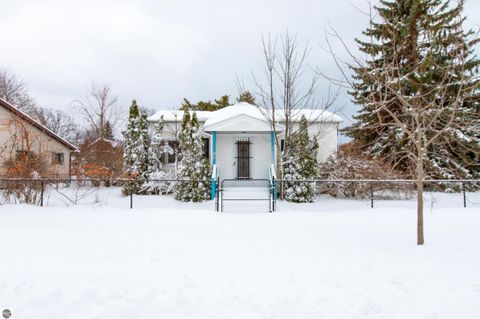 Tiny photo for 714 Leelanau Avenue, Frankfort, MI 49635 (MLS # 1941872)