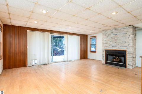 Tiny photo for 714 Leelanau Avenue, Frankfort, MI 49635 (MLS # 1941872)