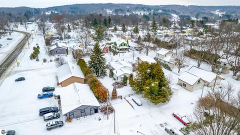 Tiny photo for 714 Leelanau Avenue, Frankfort, MI 49635 (MLS # 1941872)