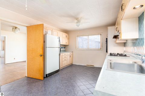 Tiny photo for 714 Leelanau Avenue, Frankfort, MI 49635 (MLS # 1941872)