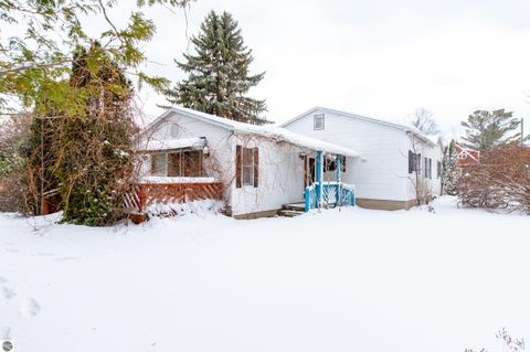 Tiny photo for 714 Leelanau Avenue, Frankfort, MI 49635 (MLS # 1941872)