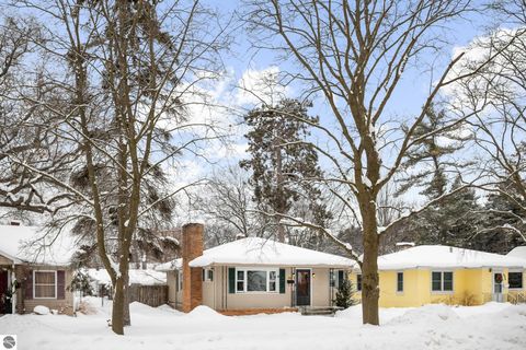 Tiny photo for 633 W Twelfth Street, Traverse City, MI 49684 (MLS # 1942181)