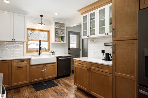 Tiny photo for 633 W Twelfth Street, Traverse City, MI 49684 (MLS # 1942181)