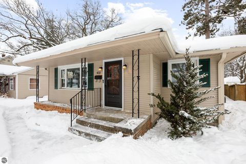 Tiny photo for 633 W Twelfth Street, Traverse City, MI 49684 (MLS # 1942181)