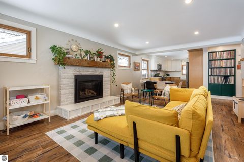 Tiny photo for 633 W Twelfth Street, Traverse City, MI 49684 (MLS # 1942181)