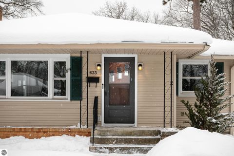 Tiny photo for 633 W Twelfth Street, Traverse City, MI 49684 (MLS # 1942181)