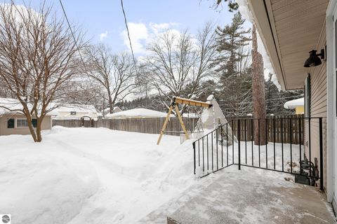 Tiny photo for 633 W Twelfth Street, Traverse City, MI 49684 (MLS # 1942181)