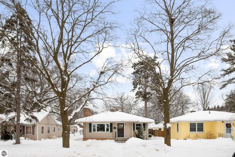 Tiny photo for 633 W Twelfth Street, Traverse City, MI 49684 (MLS # 1942181)