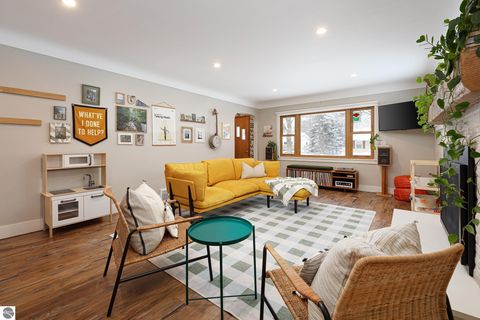 Tiny photo for 633 W Twelfth Street, Traverse City, MI 49684 (MLS # 1942181)